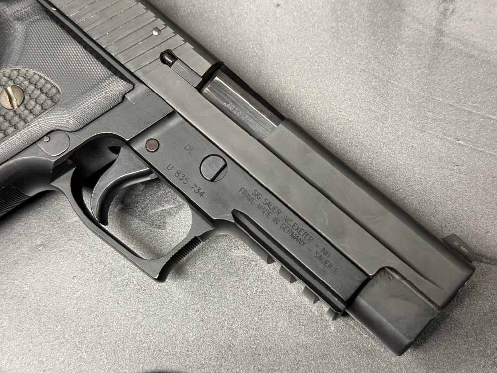SIG Sauer P226 .40 S&W 4.4" 12rd Mags Night Sights Rail PS! NR!-img-4