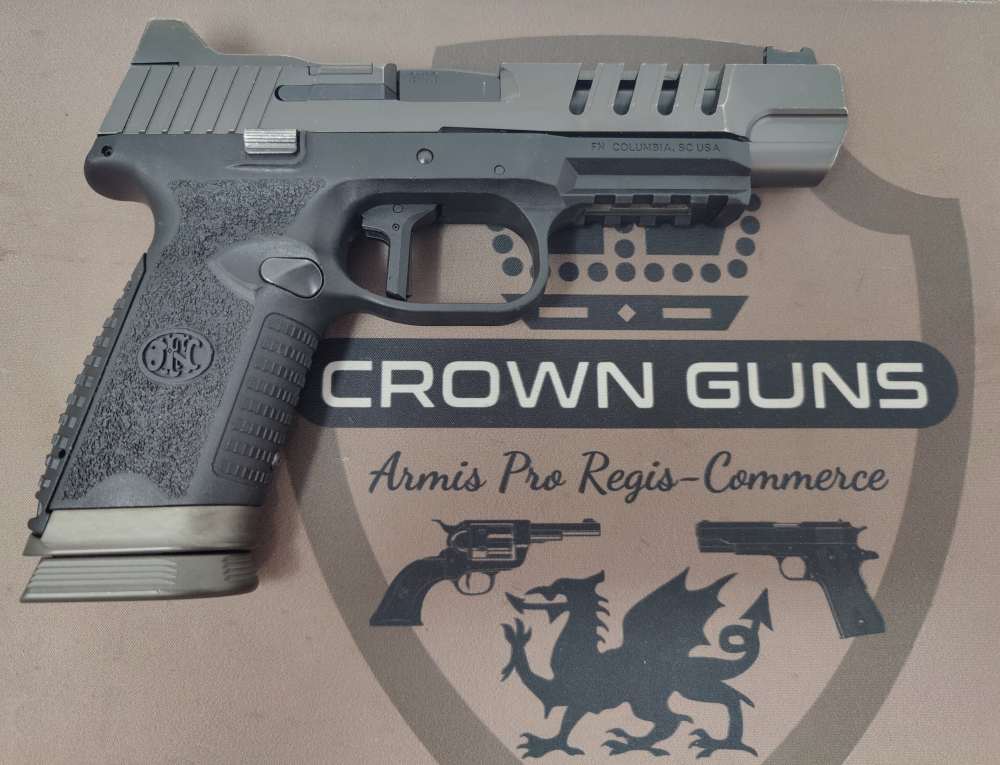 FN 509 LS Edge in 9mm with Soft Case, 3 magazines, and Red Dot Plates-img-4
