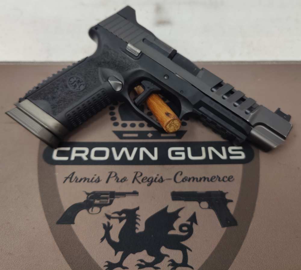 FN 509 LS Edge in 9mm with Soft Case, 3 magazines, and Red Dot Plates-img-2