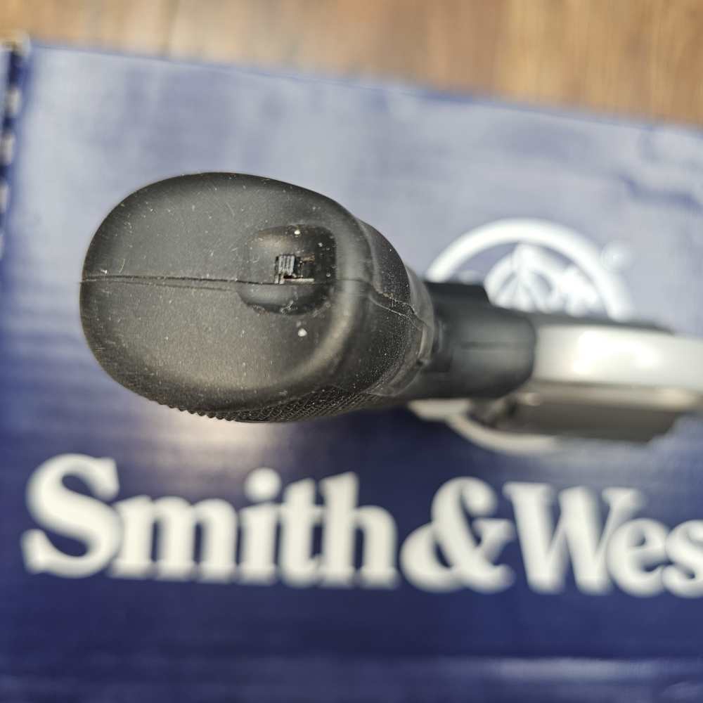 Smith & Wesson M642-2 38 Special+P Crimson Trace Laser Grips 5 Shot Revolve-img-13