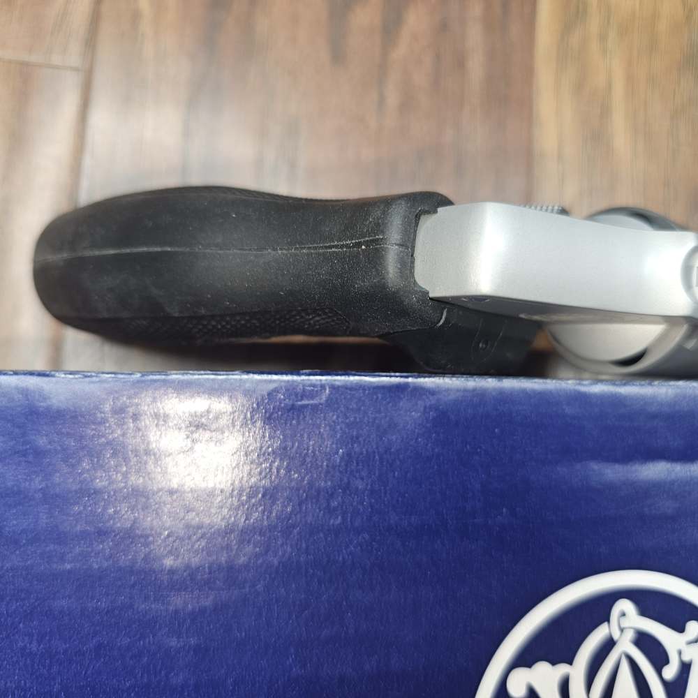 Smith & Wesson M642-2 38 Special+P Crimson Trace Laser Grips 5 Shot Revolve-img-9