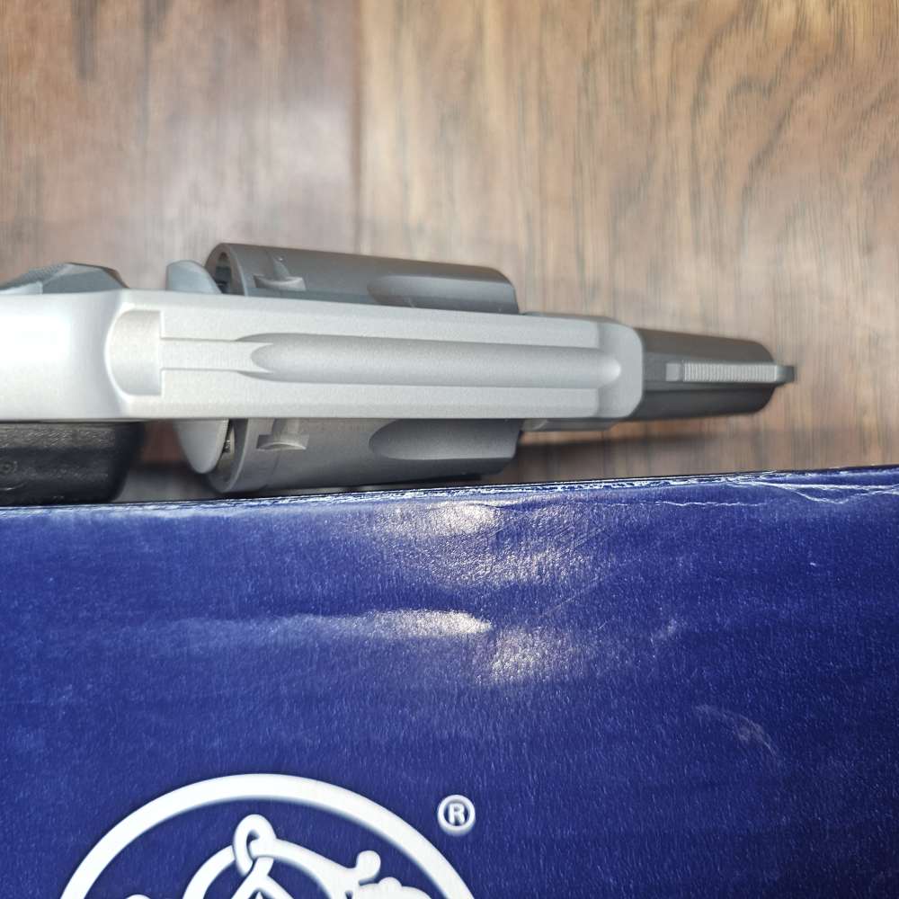 Smith & Wesson M642-2 38 Special+P Crimson Trace Laser Grips 5 Shot Revolve-img-11