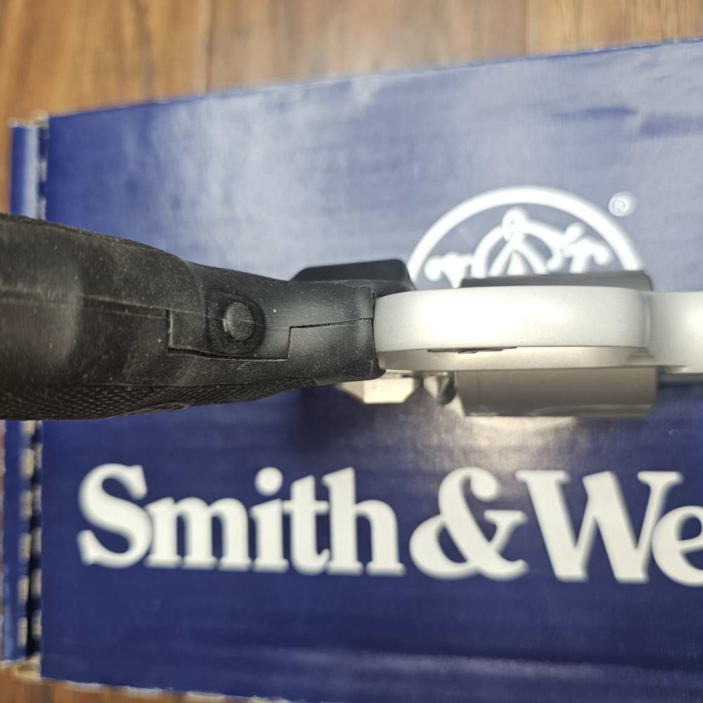 Smith & Wesson M642-2 38 Special+P Crimson Trace Laser Grips 5 Shot Revolve-img-14