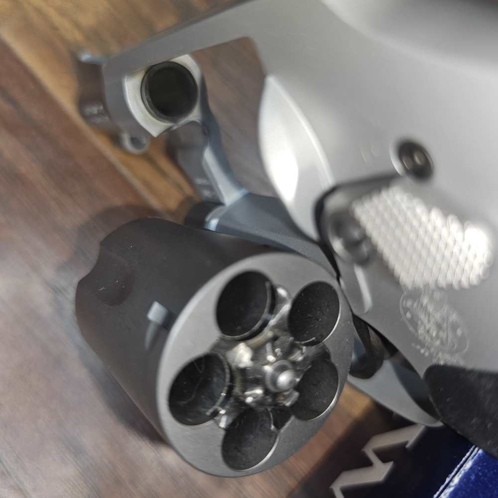 Smith & Wesson M642-2 38 Special+P Crimson Trace Laser Grips 5 Shot Revolve-img-17