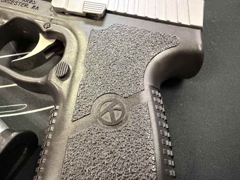 KAHR ARMS CW40 - 40 S&W - BLACK FRAME STAINLESS SLIDE - 2 MAGS - NICE-img-2
