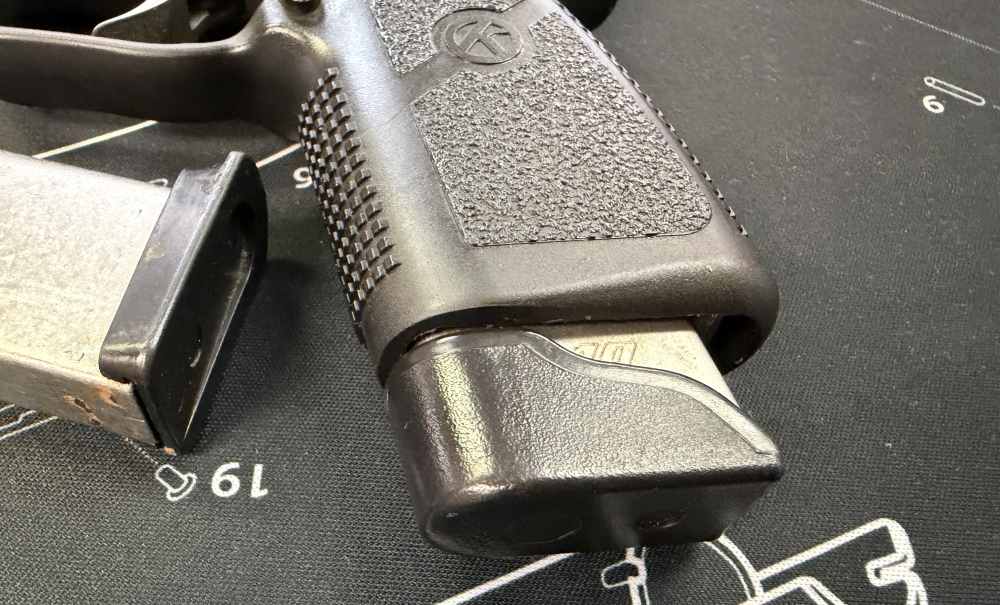 KAHR ARMS CW40 - 40 S&W - BLACK FRAME STAINLESS SLIDE - 2 MAGS - NICE-img-4