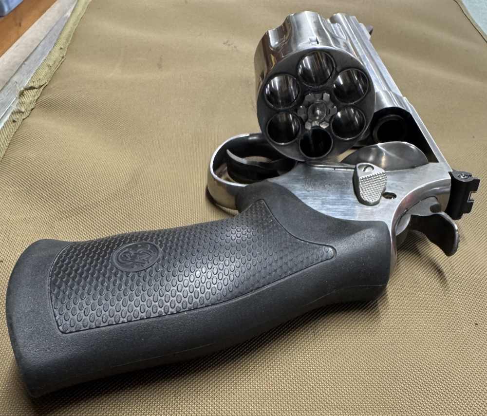 Used Smith & Wesson 629 Classic 44mag-img-2