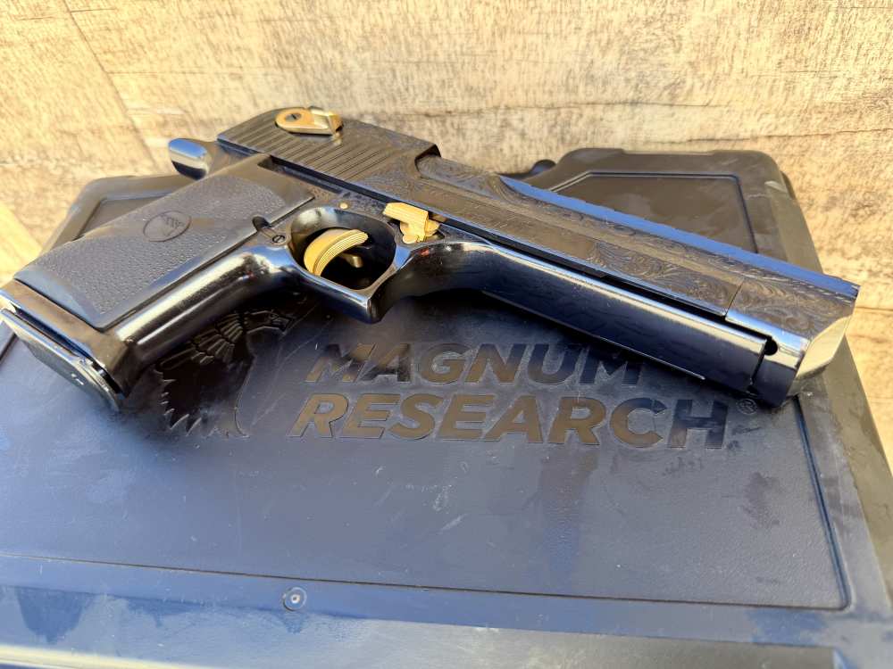 Desert Eagle 44 Mag ENGRAVED High Polish Blued & 24k Gold -img-26