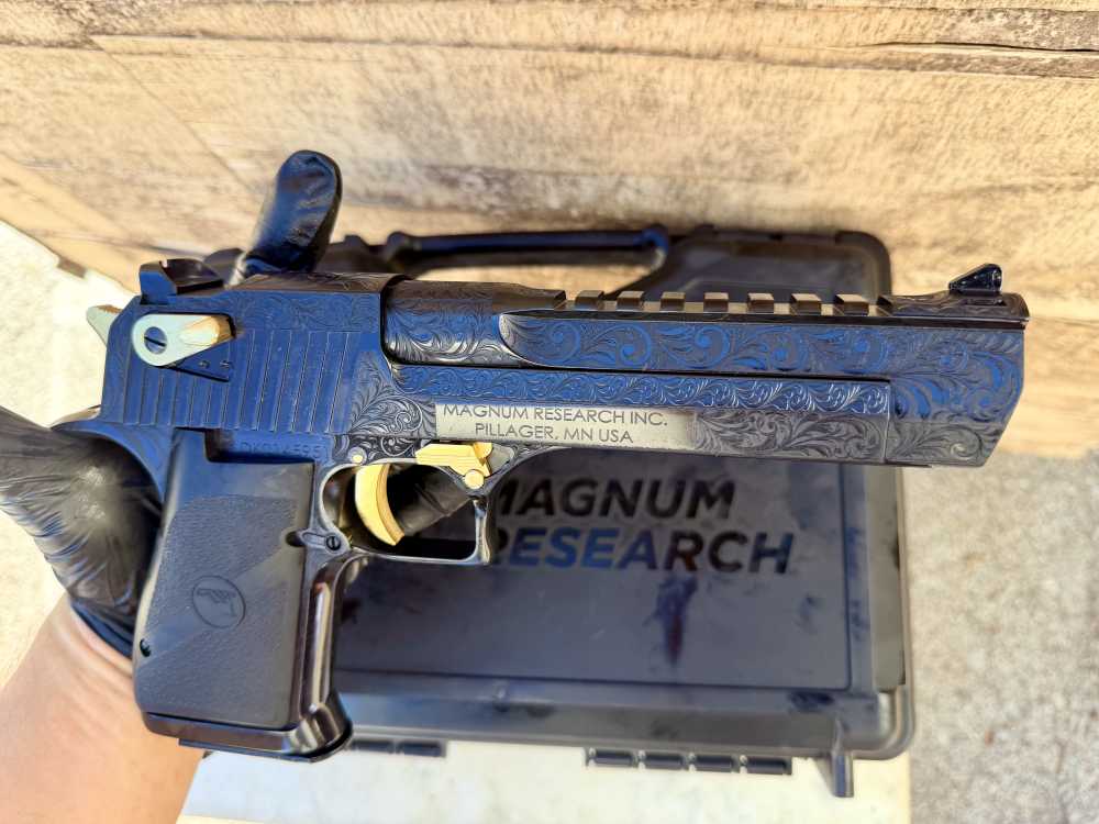 Desert Eagle 44 Mag ENGRAVED High Polish Blued & 24k Gold -img-16