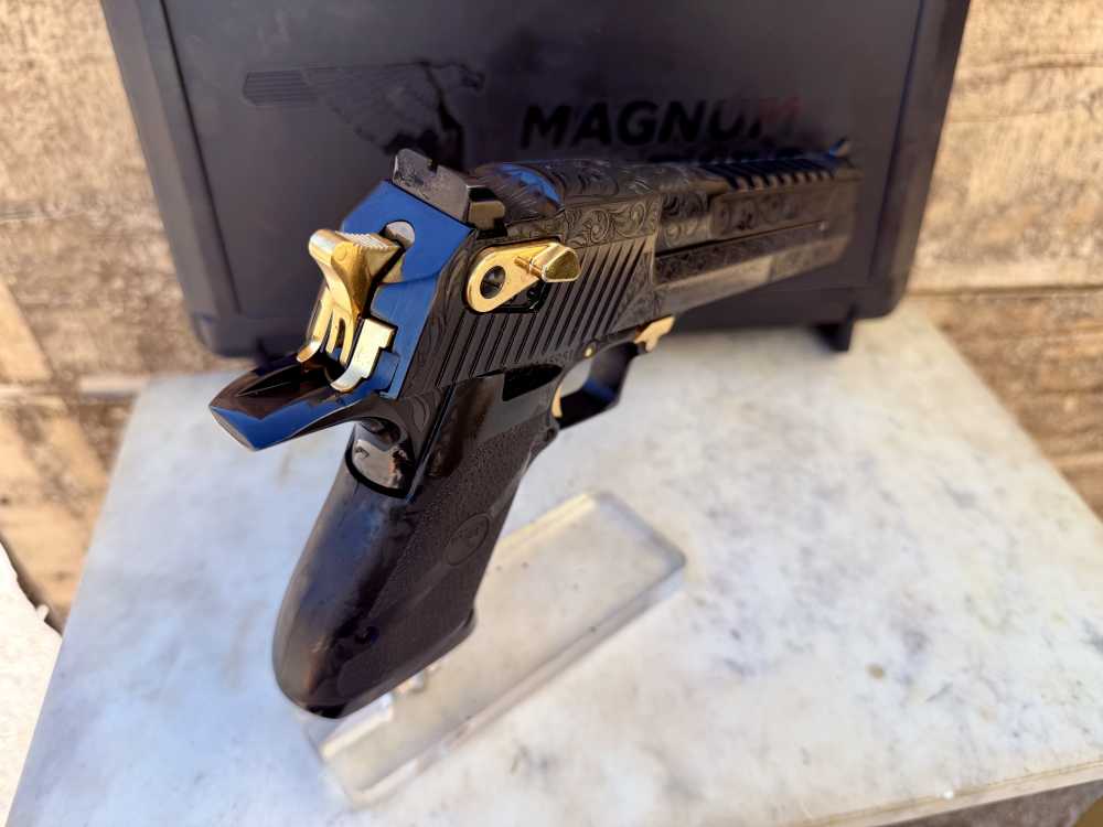Desert Eagle 44 Mag ENGRAVED High Polish Blued & 24k Gold -img-6