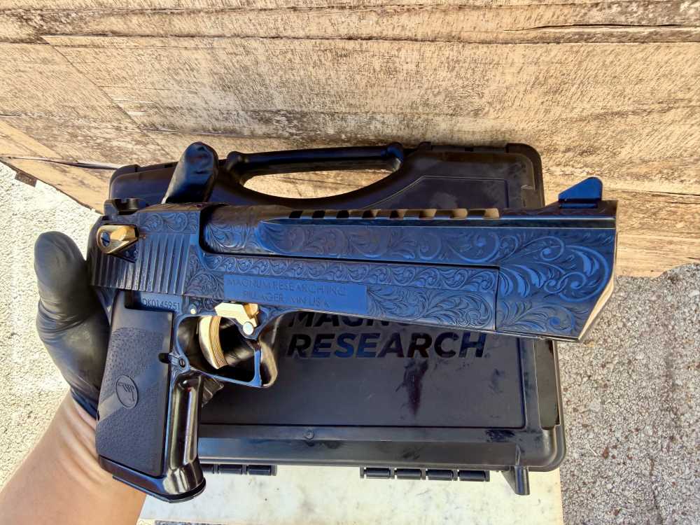 Desert Eagle 44 Mag ENGRAVED High Polish Blued & 24k Gold -img-17