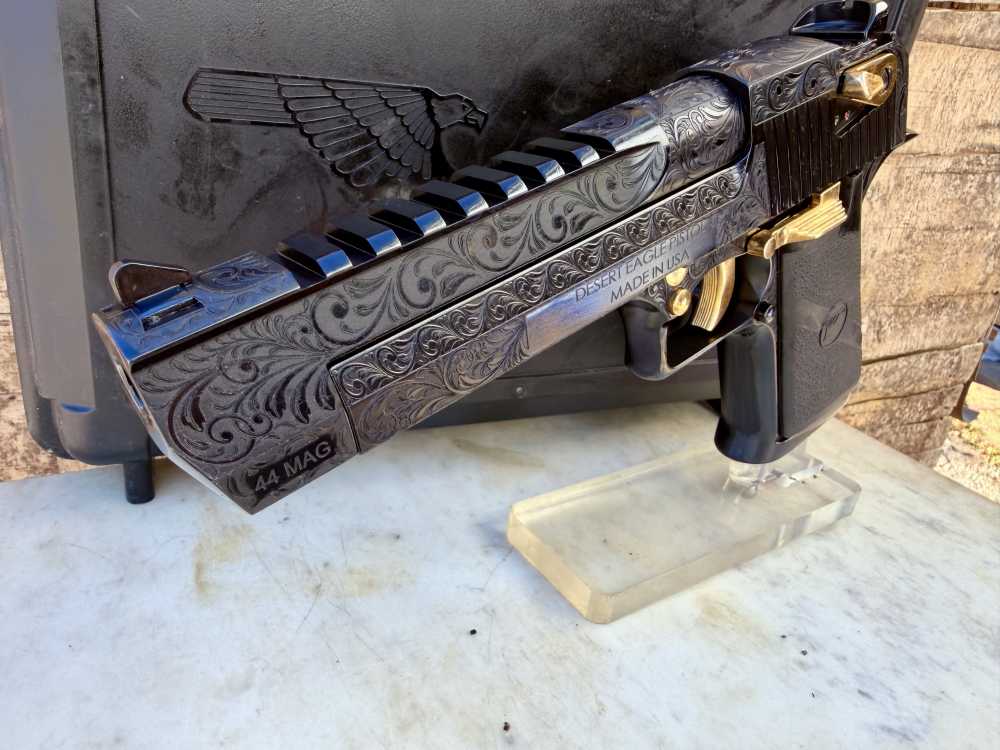 Desert Eagle 44 Mag ENGRAVED High Polish Blued & 24k Gold -img-12