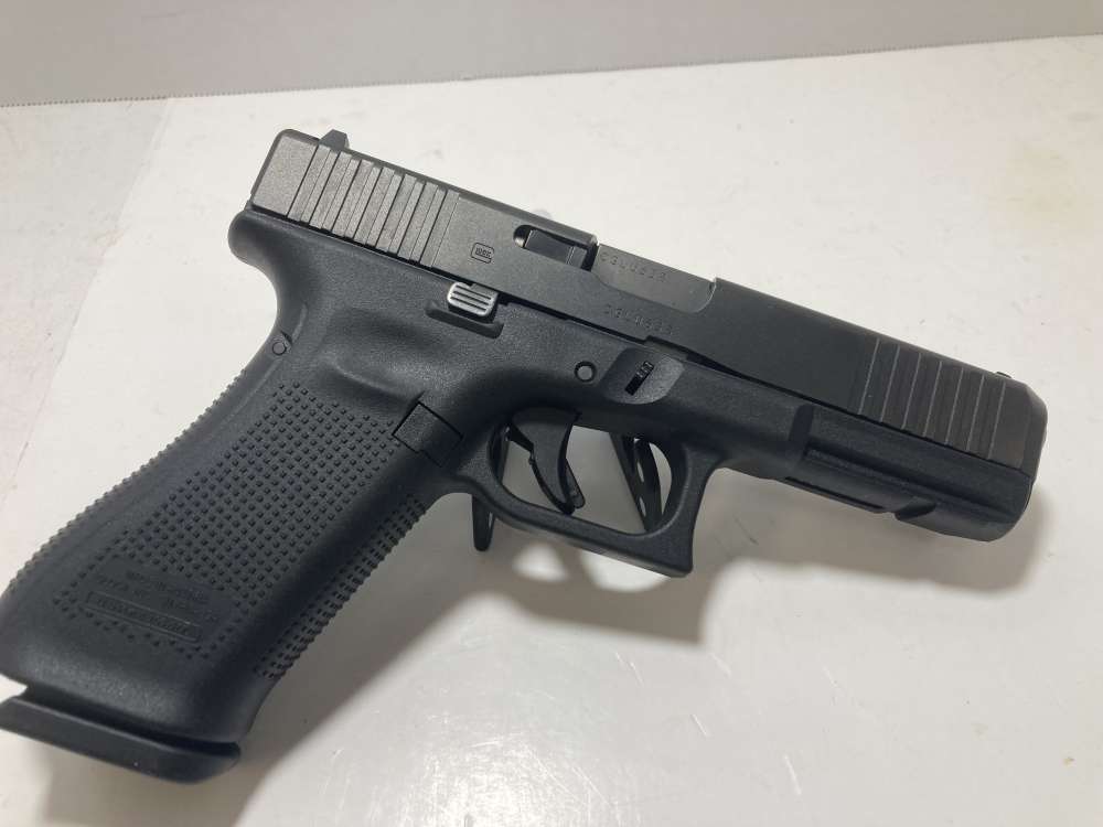 Glock 17 V Series w/3 Mags and Original Box-img-2