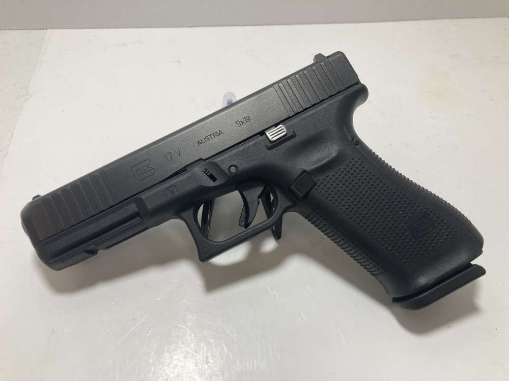 Glock 17 V Series w/3 Mags and Original Box-img-1