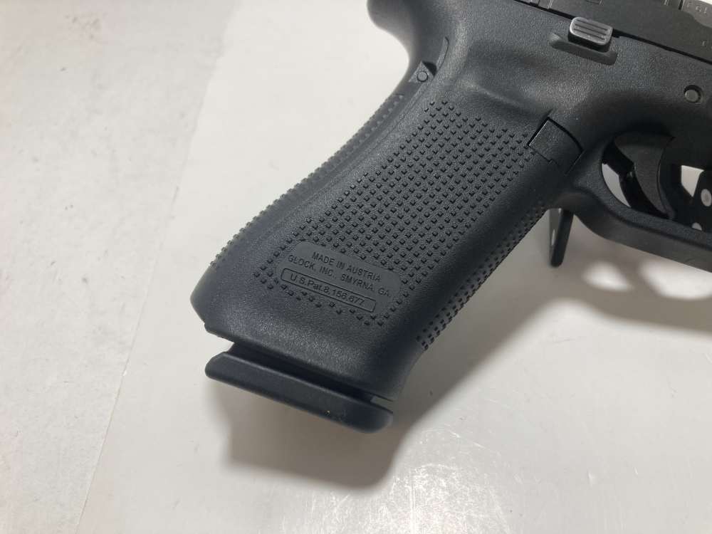 Glock 17 V Series w/3 Mags and Original Box-img-5