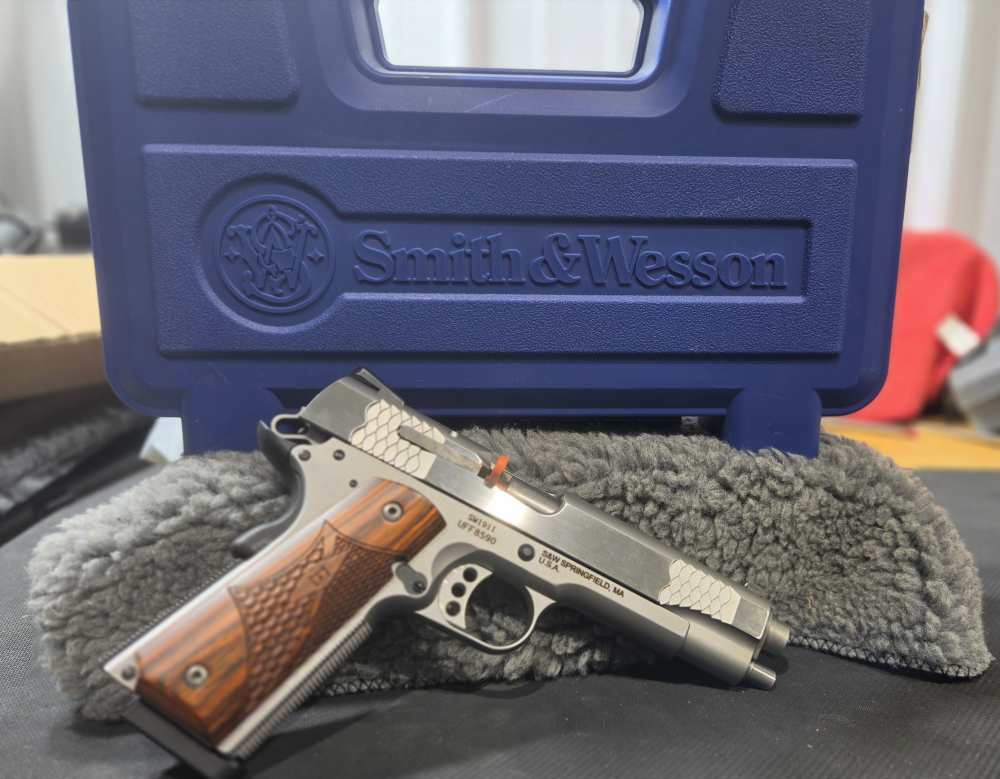 LNIB Smith & Wesson 1911 E-Series .45acp 5in barrel -img-24
