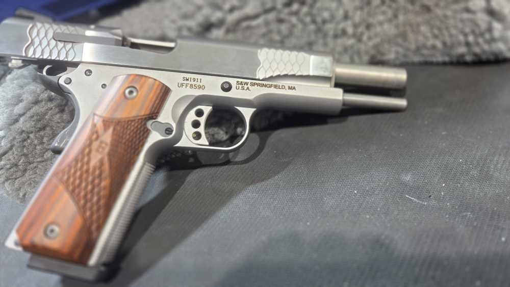LNIB Smith & Wesson 1911 E-Series .45acp 5in barrel -img-26