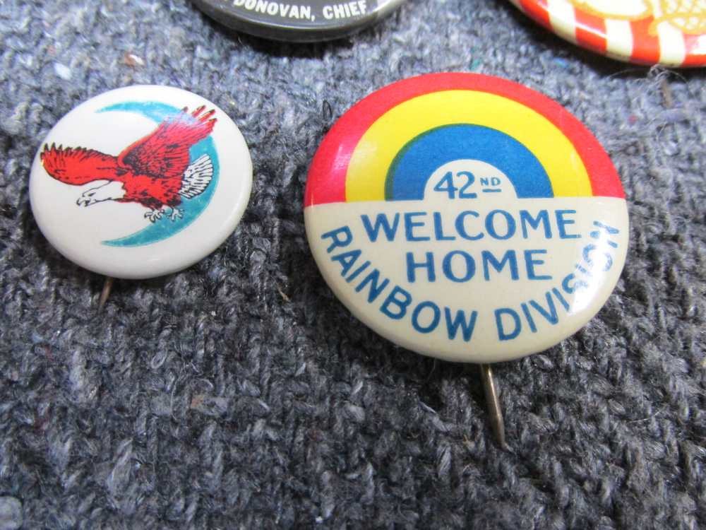 LOT OF 1900- WWII ERA PATRIOTIC and POLITICAL PINS & MORE-img-3