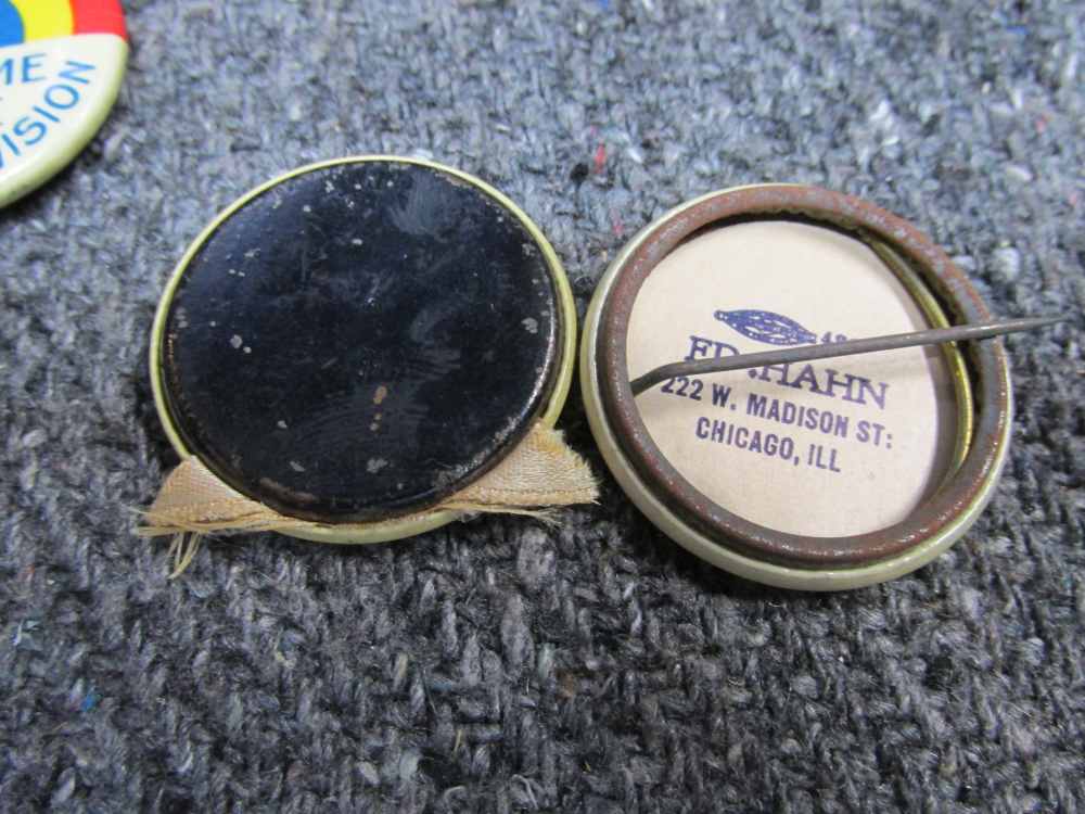 LOT OF 1900- WWII ERA PATRIOTIC and POLITICAL PINS & MORE-img-2