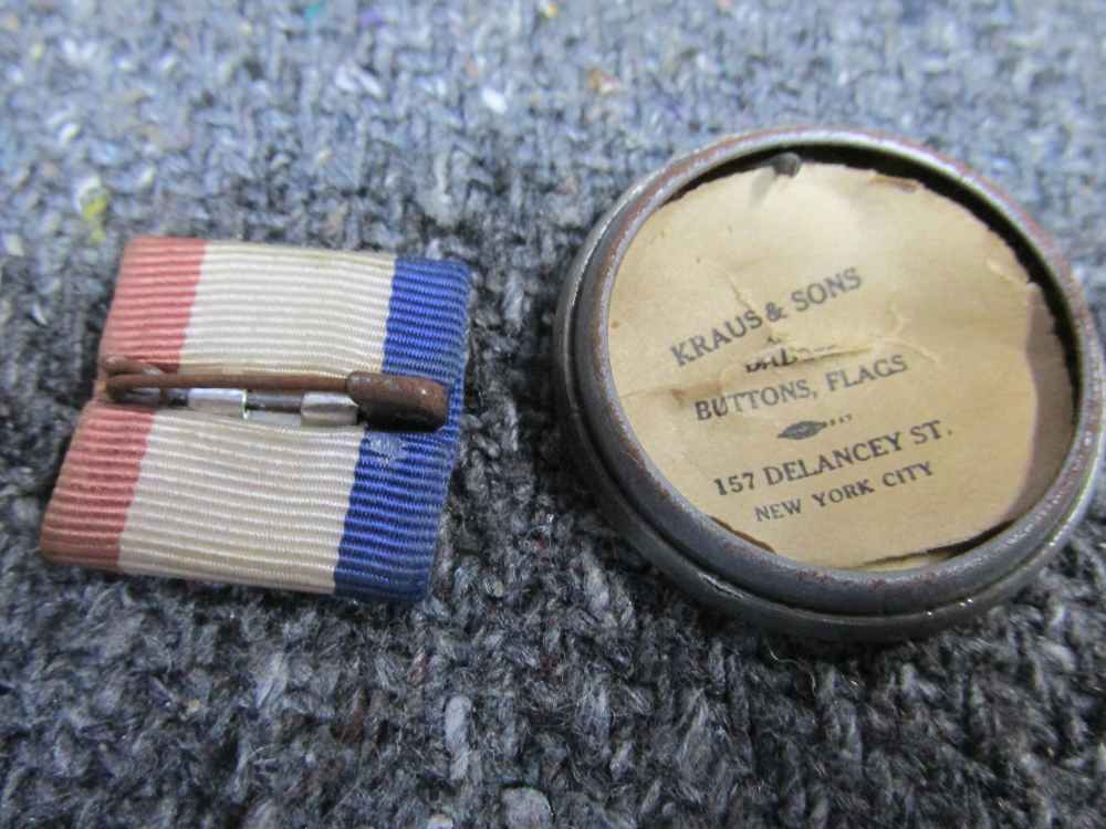 LOT OF 1900- WWII ERA PATRIOTIC and POLITICAL PINS & MORE-img-6