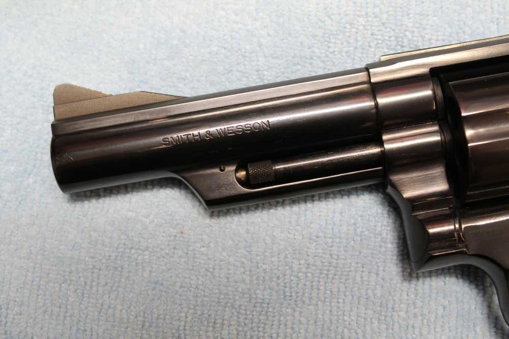 Smith & Weeson Model 19-5 revolver in .357 Magnum, blued with wood grips-img-1