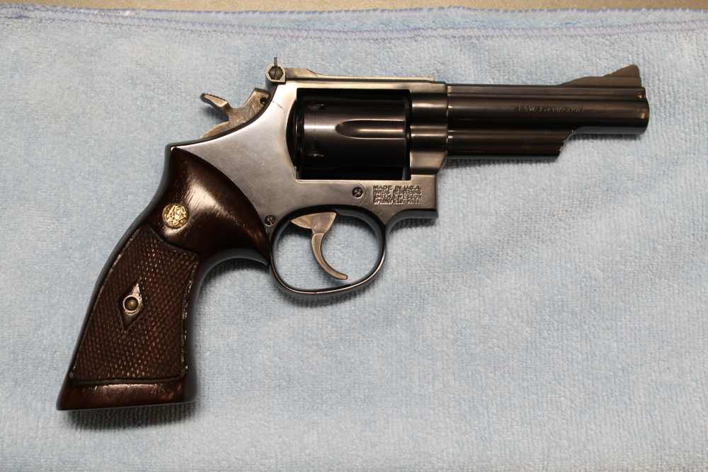 Smith & Weeson Model 19-5 revolver in .357 Magnum, blued with wood grips-img-5