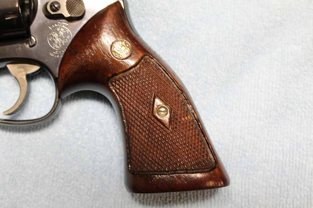 Smith & Weeson Model 19-5 revolver in .357 Magnum, blued with wood grips-img-4