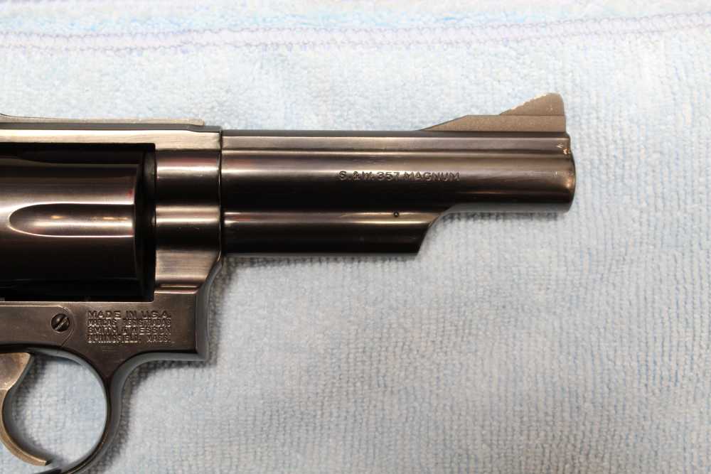 Smith & Weeson Model 19-5 revolver in .357 Magnum, blued with wood grips-img-9