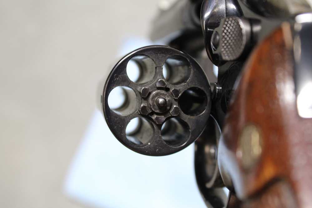 Smith & Weeson Model 19-5 revolver in .357 Magnum, blued with wood grips-img-18