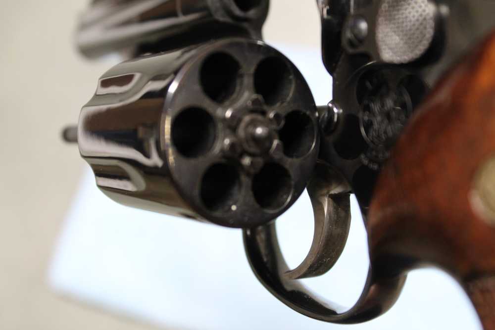 Smith & Weeson Model 19-5 revolver in .357 Magnum, blued with wood grips-img-17