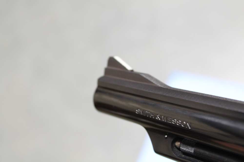 Smith & Weeson Model 19-5 revolver in .357 Magnum, blued with wood grips-img-21