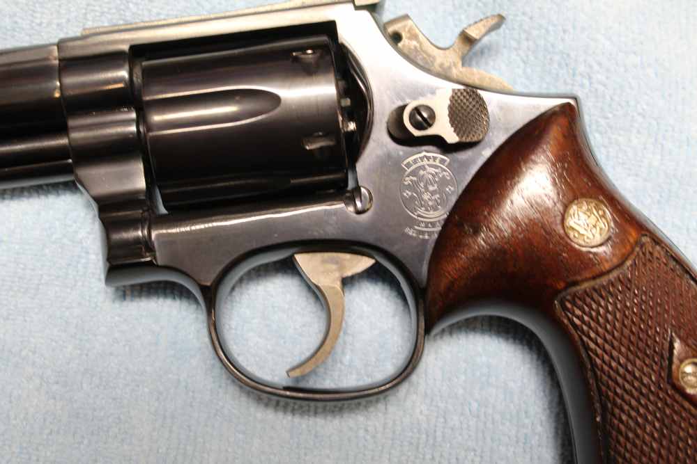 Smith & Weeson Model 19-5 revolver in .357 Magnum, blued with wood grips-img-3