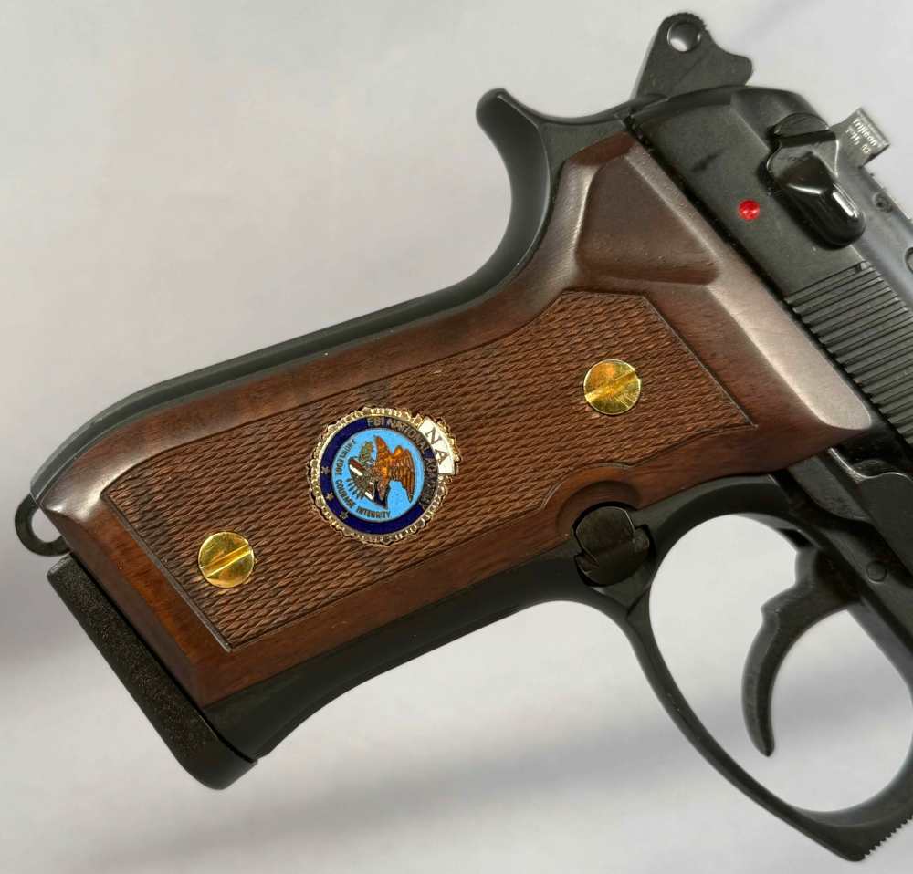 Beretta 92FS 9mm FBI National Academy edition Display Case and Extra's-img-7