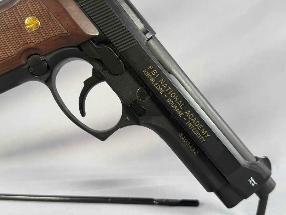 Beretta 92FS 9mm FBI National Academy edition Display Case and Extra's-img-8
