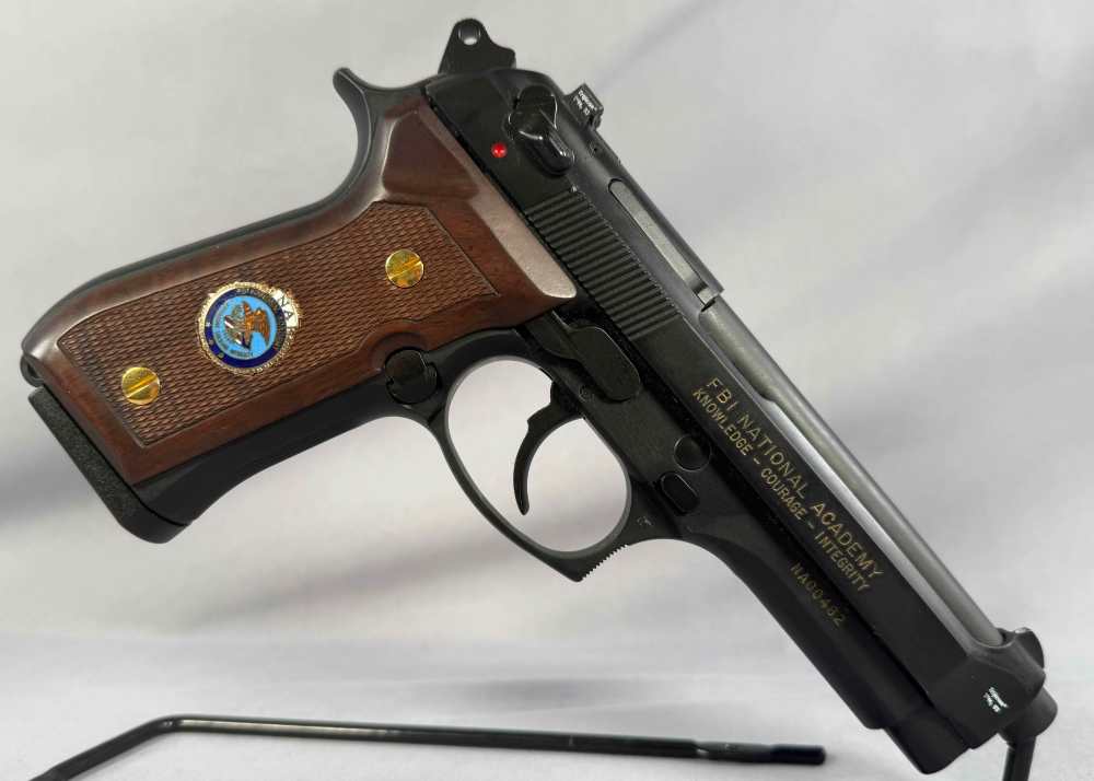 Beretta 92FS 9mm FBI National Academy edition Display Case and Extra's-img-6