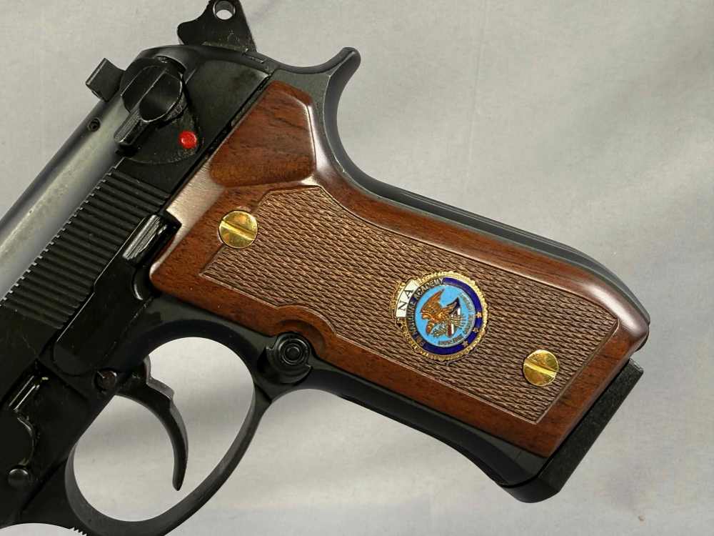 Beretta 92FS 9mm FBI National Academy edition Display Case and Extra's-img-4