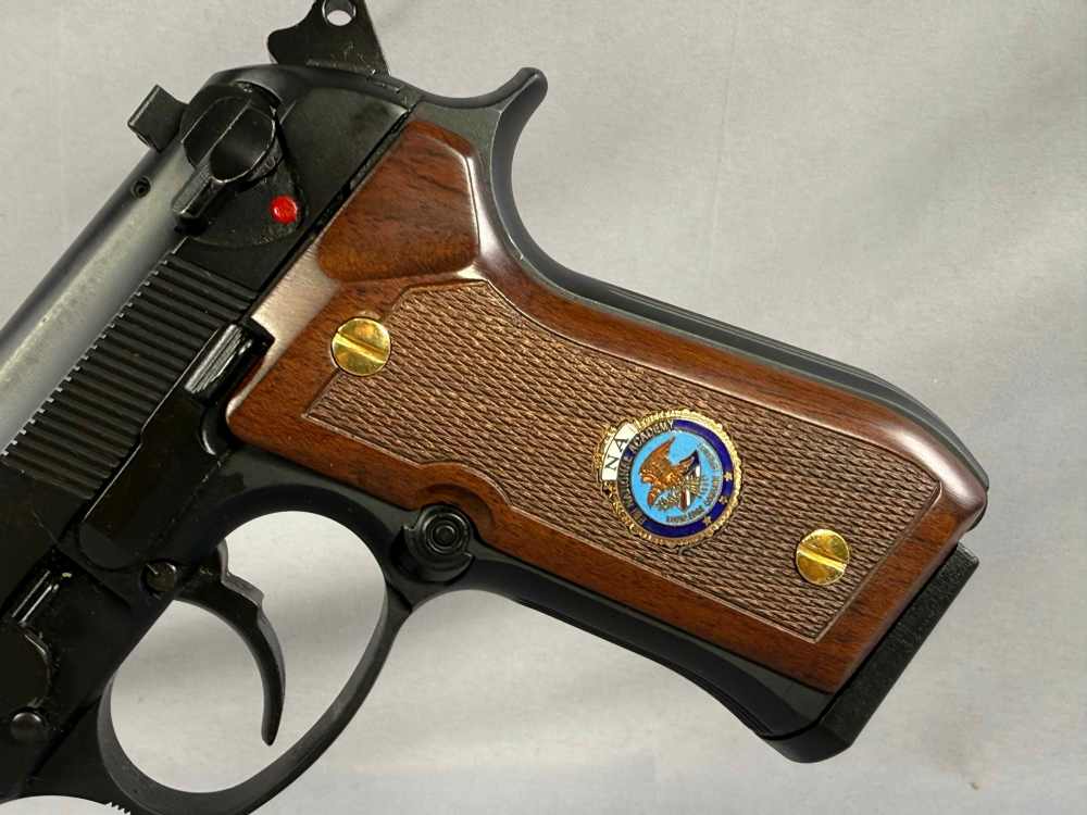 Beretta 92FS 9mm FBI National Academy edition Display Case and Extra's-img-3