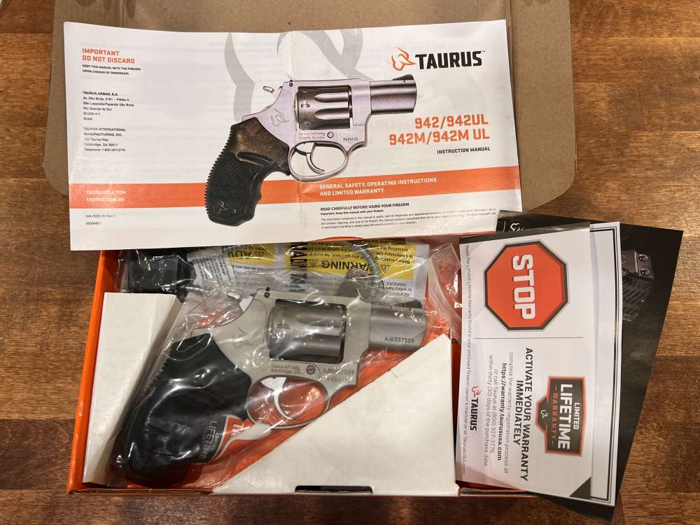Taurus 942 942M 22 Magnum 22WMR Ultra Lite-img-1