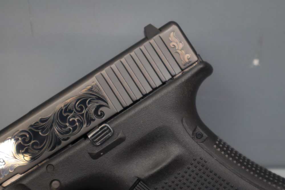 Glock 17 Gen4 9mm 4.49" w/Box & Engraving-img-4