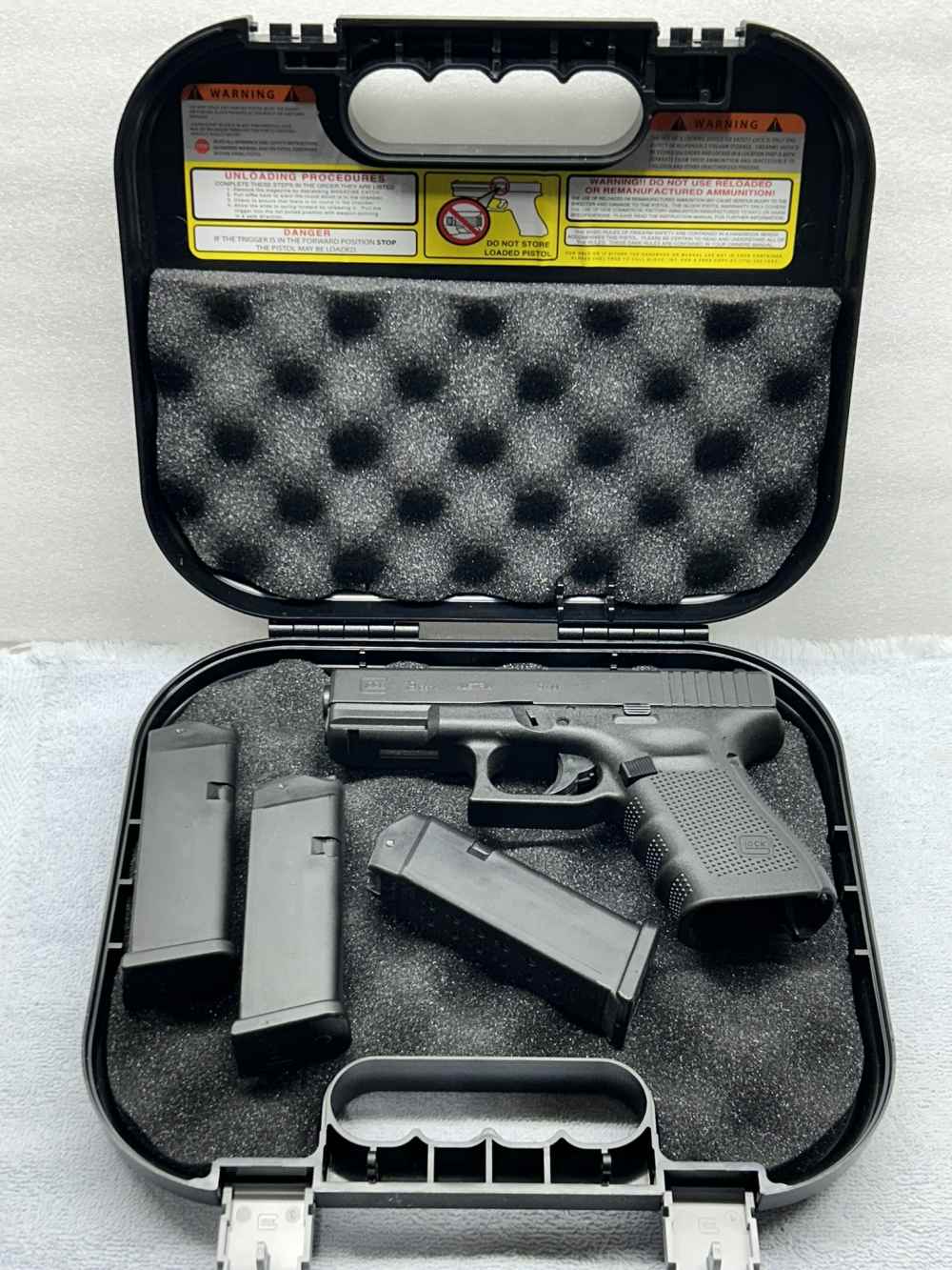 Glock 19 Gen4 9mm Excellent condition G19 engraved -img-12