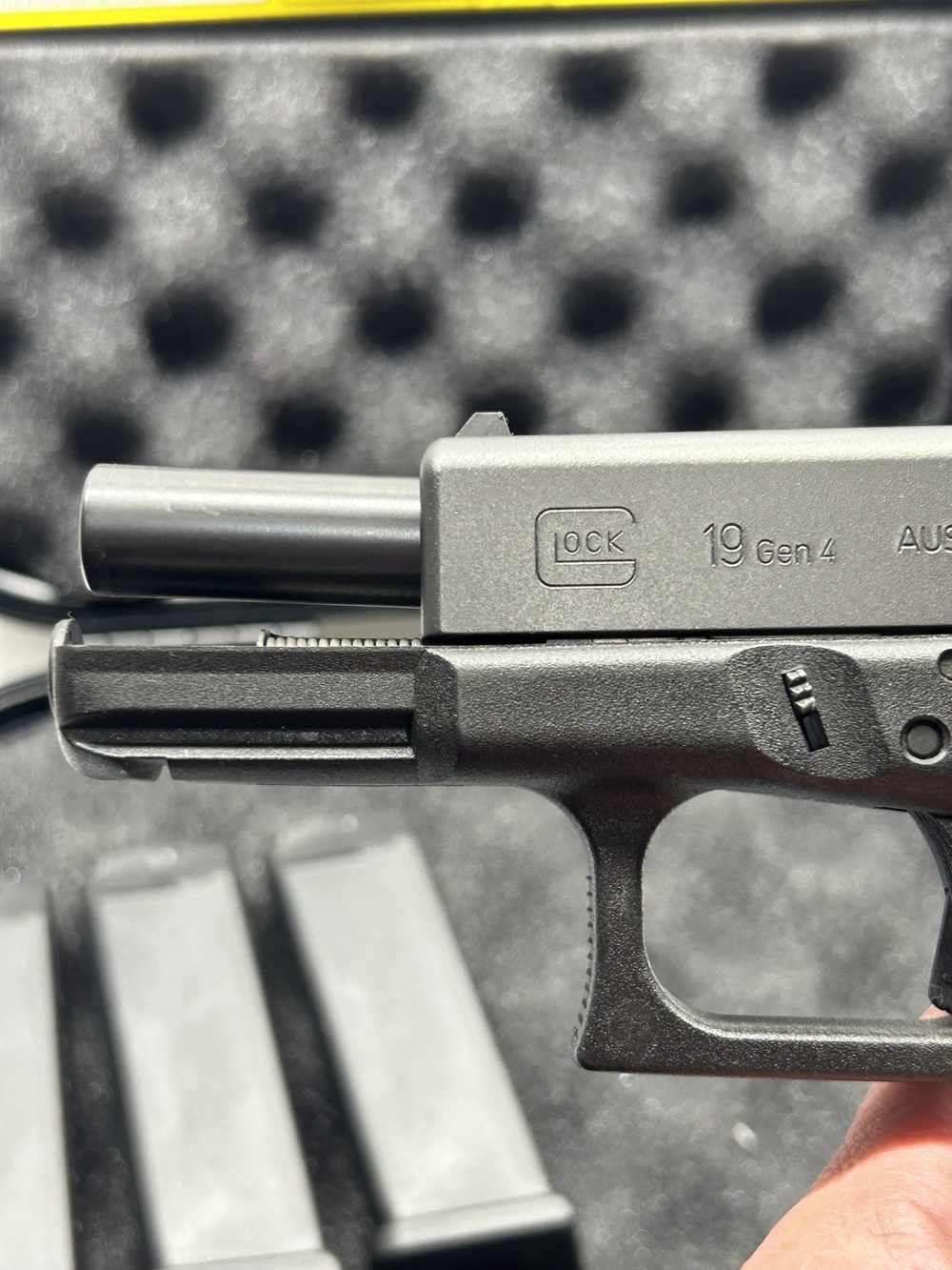 Glock 19 Gen4 9mm Excellent condition G19 engraved -img-9