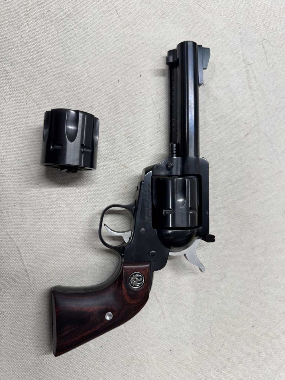 Ruger new model Blackhawk 357 mag 9mm convertible -img-0