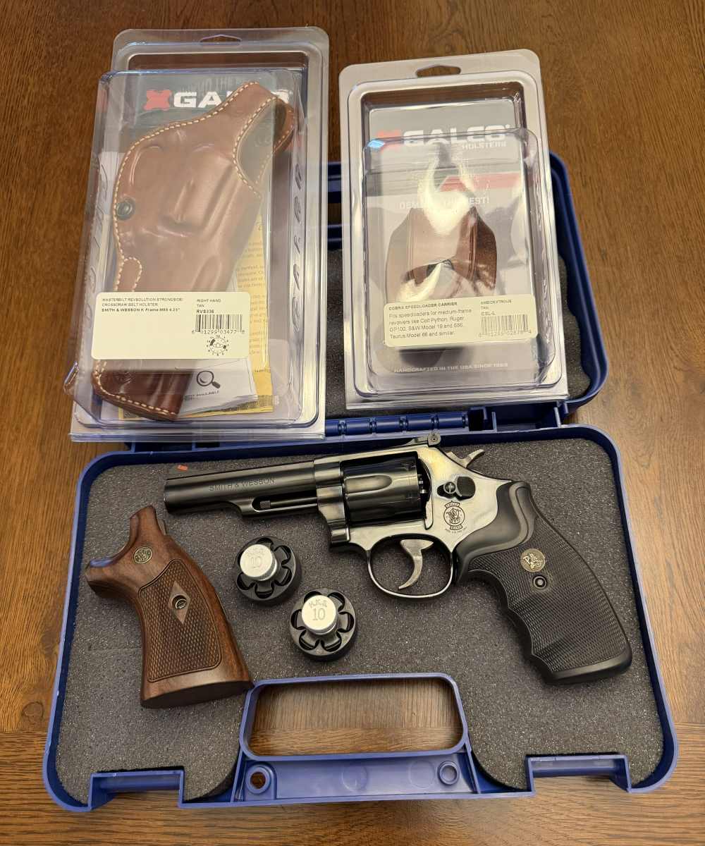 Smith & Wesson Model 19-10 (No Lock) w/ Lots of Extras!-img-0