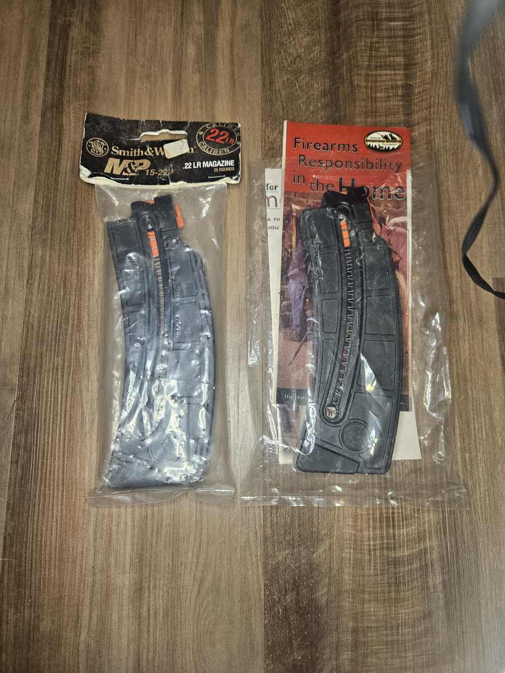 Smith and wesson M&P 15-22 2 magazine lot-img-0