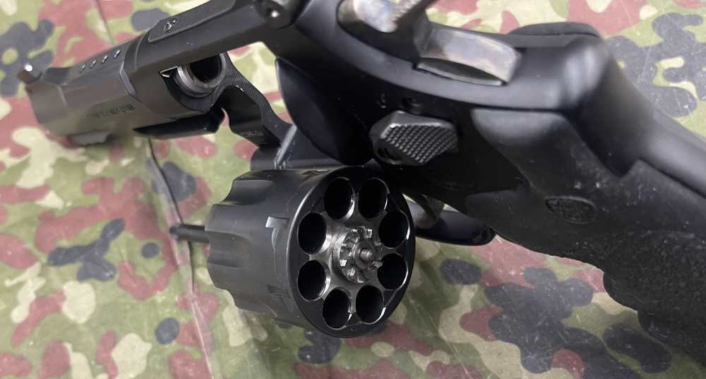 Smith and Wesson 327 Performance Center 8 Shot 357 Magnum Scandium Frame-img-16