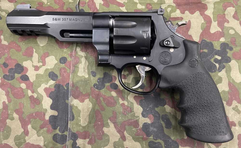 Smith and Wesson 327 Performance Center 8 Shot 357 Magnum Scandium Frame-img-15