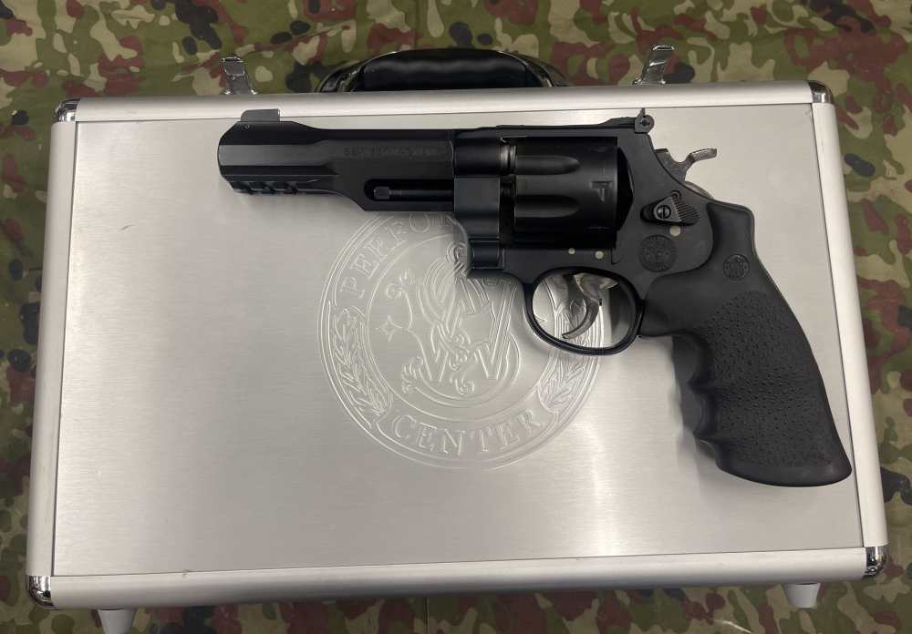 Smith and Wesson 327 Performance Center 8 Shot 357 Magnum Scandium Frame-img-1