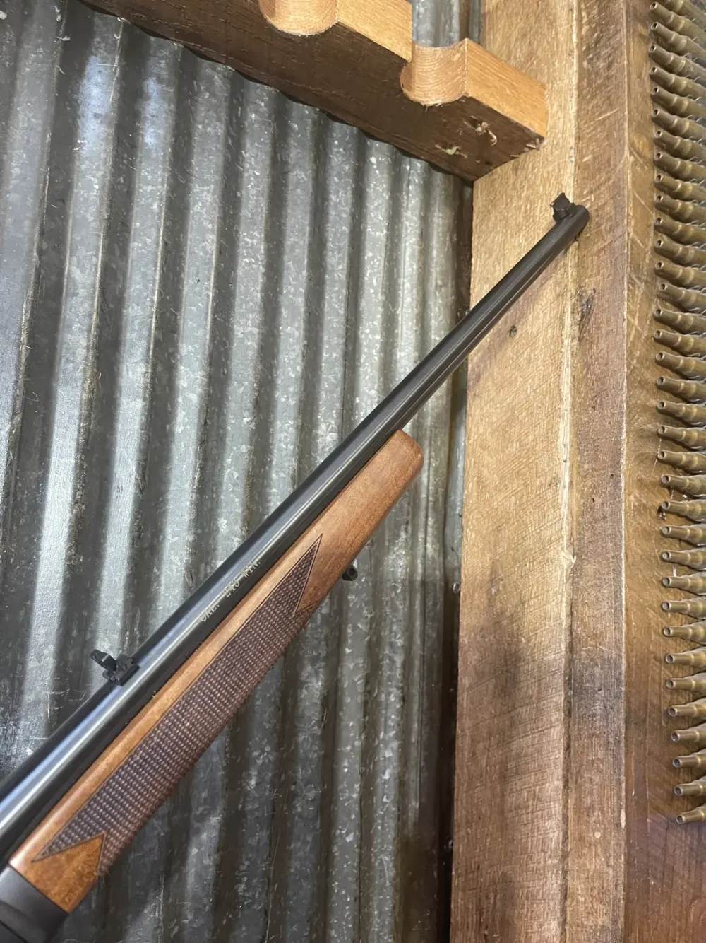 Henry H015Single-Shot Rifle-.243 Win-Walnut Stock-Excellent Condition-img-1