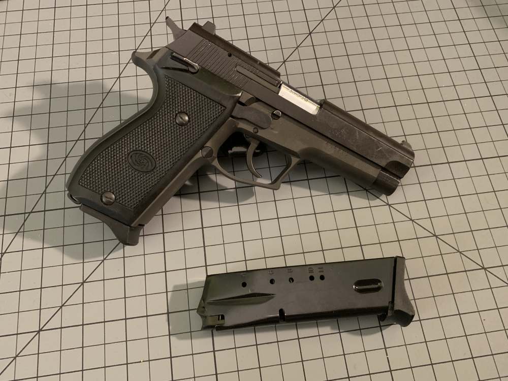 Daewoo DH40 .40 S&W Semi Auto Pistol w/ 1 Magazine -img-1