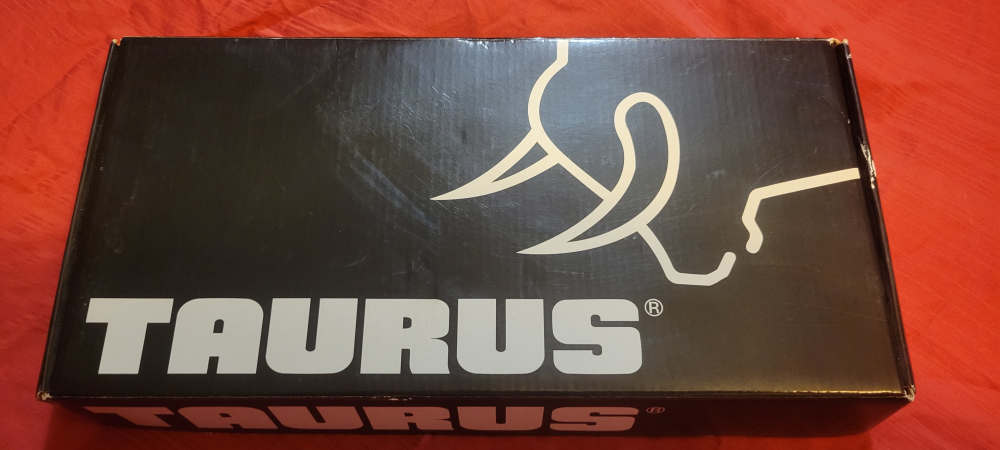 Taurus Tracker 17 HMR-img-1